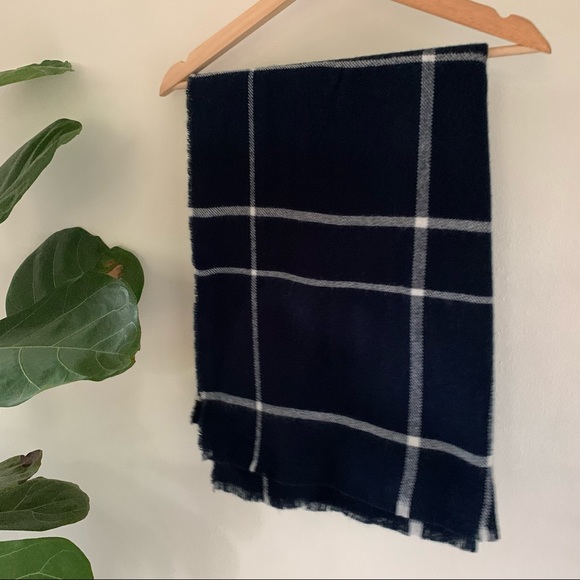 Banana Republic | Large Windowpane Scarf - Picture 4 of 6